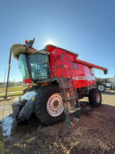 Colheitadeira Massey 9790 GPS e plataforma soja feijao