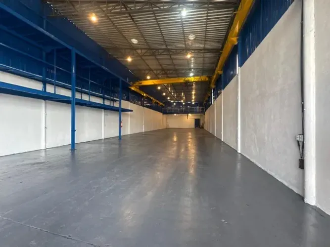 Galpão Novo 450m² c/ Mezanino na Principal da Zona Norte 
