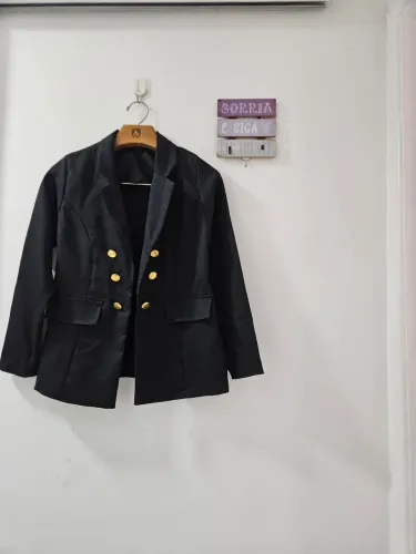 Blazer preto com botões dourados