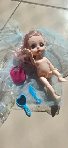 Boneca articulada com acessórios