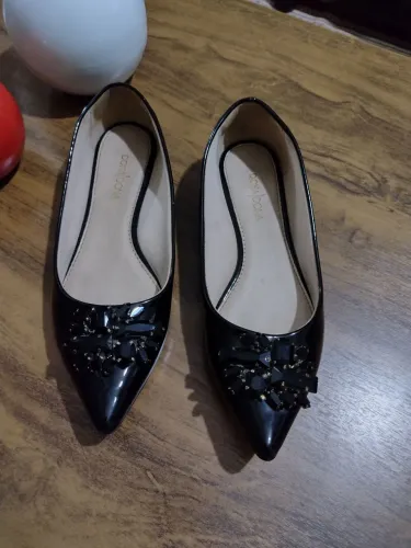 Sapatilha de Verniz Preta com Detalhes em Pedraria - 36