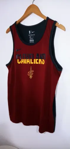 Camiseta de basquete Cleveland Cavaliers ( Nike). Tam. M / Usada.