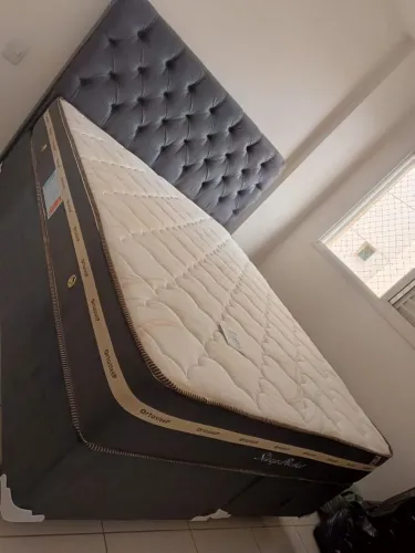 Cama queen size completo com cabeceira cinza