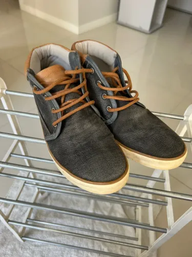 Botinha Casual Cinza com Detalhes em Marrom