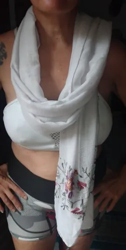 Lenço de renda branco com flores bordadas