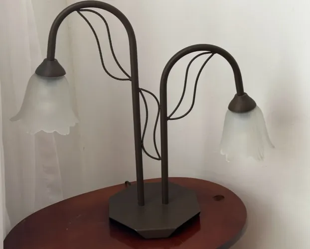 Luminária Art deco em metal e vidro satine