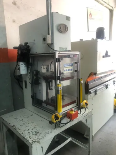 Prensa Hidráulica Tipo C Ciola 3,5 ton NR12 com bancada