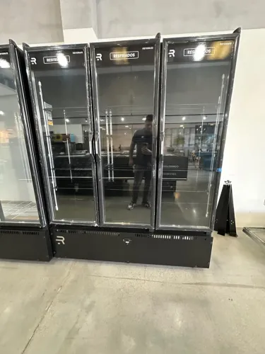 Expositor resfriados 3 portas full Balck 930 litros - refrimate 