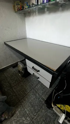 Mesa de escritório com gavetas