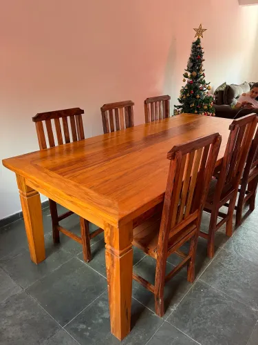 Mesa de madeira rústica 