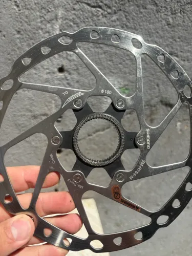 Discos Shimano 160+180mm RT64 center lock