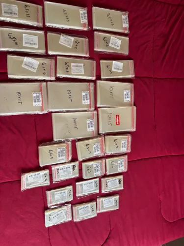 2.700 saquinhos transparentes com adesivo LACRADOS.