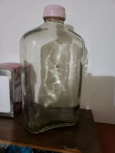 Garrafa de vidro antiga