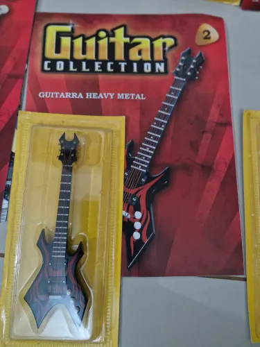 Miniatura guitarra Heavy Metal + revista Guitar Collection Salvat