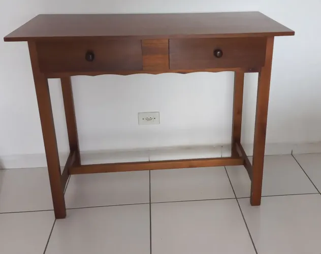 Escrivaninha de madeira com gavetas