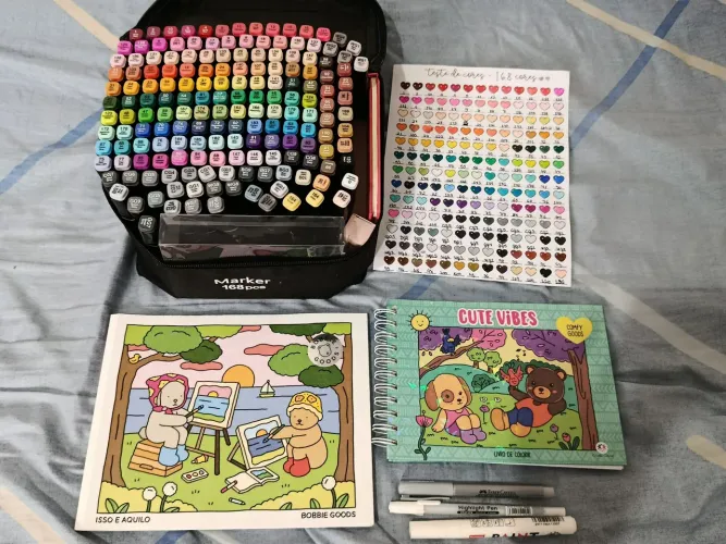 Kit de pintura bobbie goods e canetinhas
