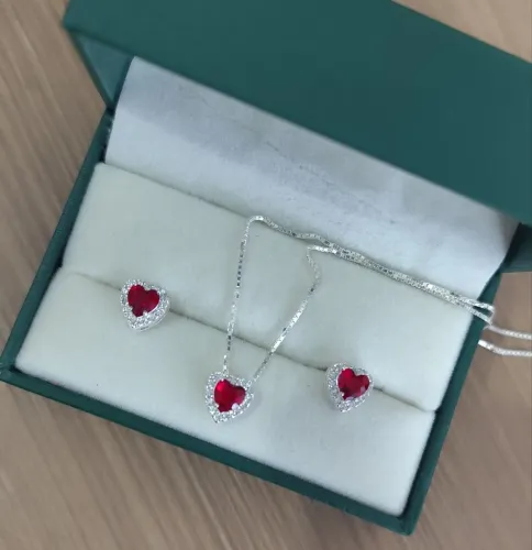 Conjunto de Colar e Brincos de Coração.