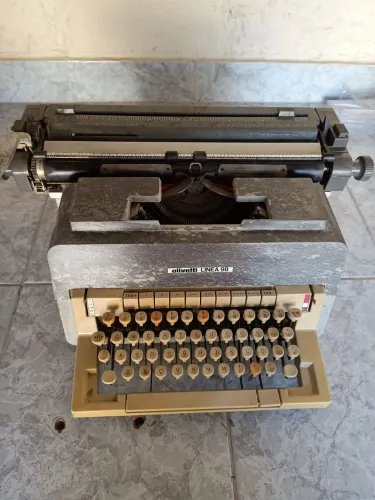 Máquina de escrever olivetti Linea98 