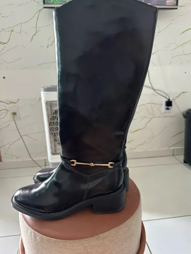 Bota couro com detalhe dourado