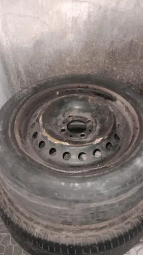 Vendo jante aro 15 com pneu mais não está muito bom e um pneu aro 16 