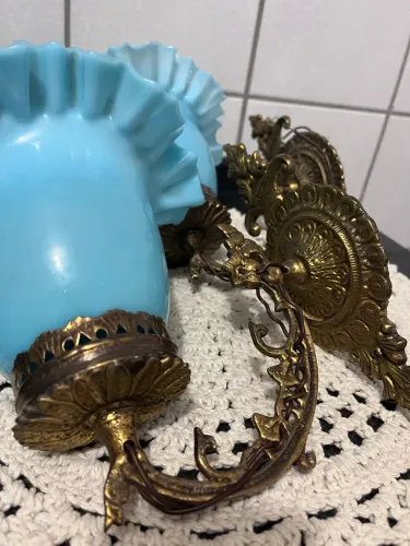 Par de arandelas em bronze com cúpula azul