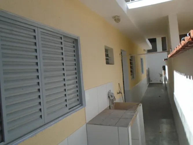ALUGA-SE CASA TÉRREA C/ GARAGEM EM PIRITUBA - BAIRRO: MARIA DOMITILA - ANASTACIO