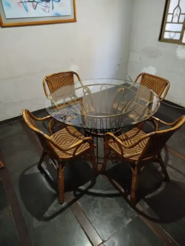 Mesa de vidro com 4 cadeiras
