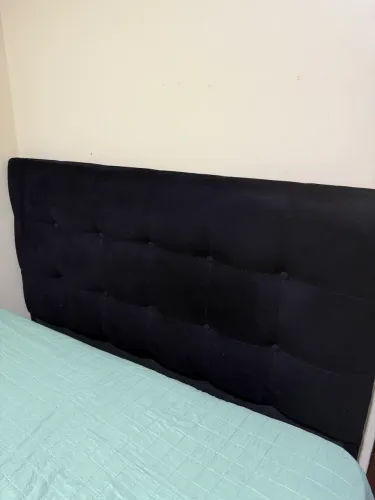 Cabeceira de cama preta estofada