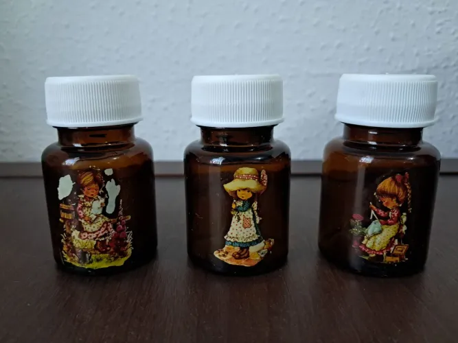 Conjunto com 3 potinhos de vidro decalques Sarah Kay
