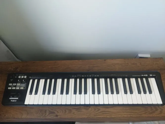 VENDO TECLADO CONTROLADOR ROLAND A-49 (Sem nenhum defeito)