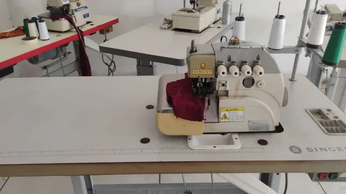 Maquina de costura Overlock P Cadeia Singer (Parcelo)