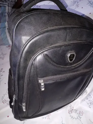 Vendo uma mochila de couro nova.