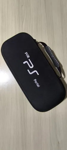 PlayStation Portal Remote Player + Case Rígida de Proteção (Praticamente Novo!)