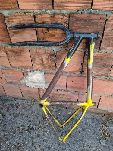 Quadro de bicicleta em aço com garfo aro 26 (Somente interessados)