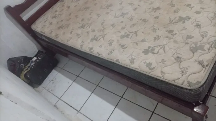 Cama de casal grande de madeira 