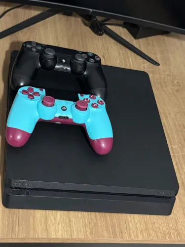 PS4 Slim 1TB muito bem conservado, único dono e sempre usado com cuidado.