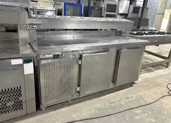 Balcão refrigerado com condimentadora