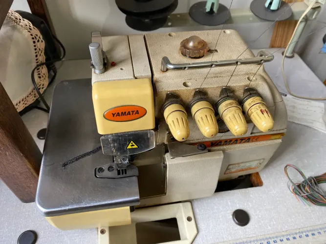 Máquina overlock Yamata FY55
