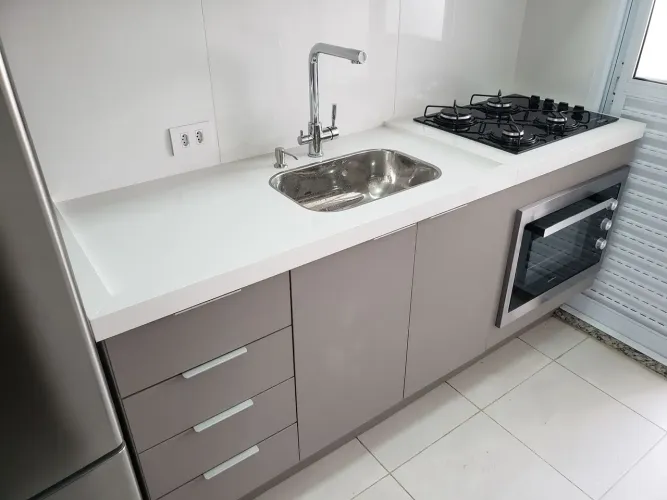 Bancada em porcelanato pra cozinha. 