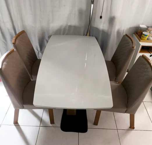 Mesa de jantar com 4 cadeiras (somente para região de Belém) - R$ 1.000