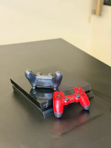 PS4 / 2 controles / 500 GB