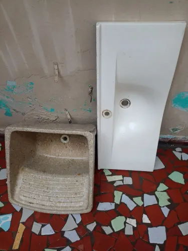 Tanque e uma Cuba de banheiro