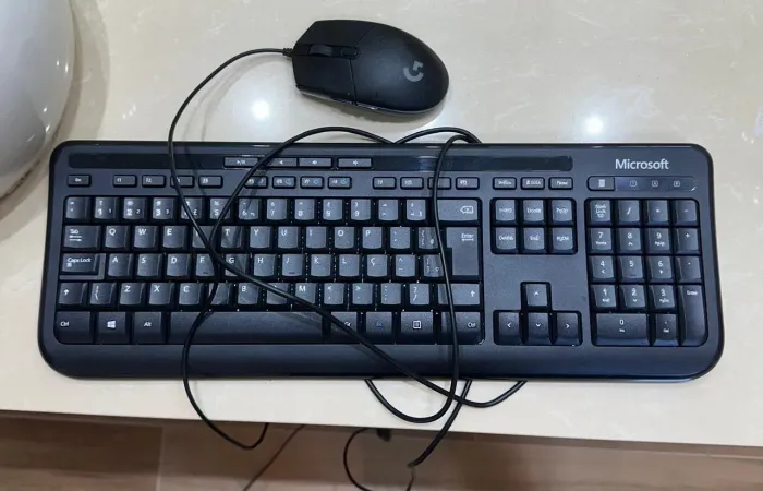 Teclado da Microsoft e mouse logitech