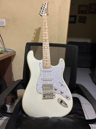 Guitarra Seizi Katana Musashi Snow White acompanha da case 