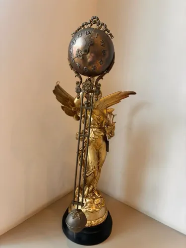 Relógio de mesa estátua antiguidade. "Swinging Clock" ou "Mystery ClocK"