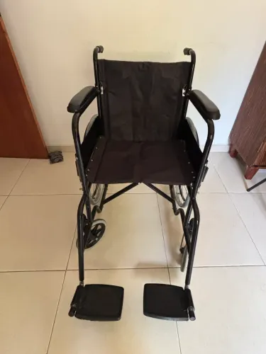 Cadeira de rodas seminova 50cm largura