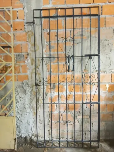 Portão de vergalhao de meia largura 95 altura 210 vai com batedor ?