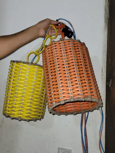 Luminárias de ripas de madeira artesanal 