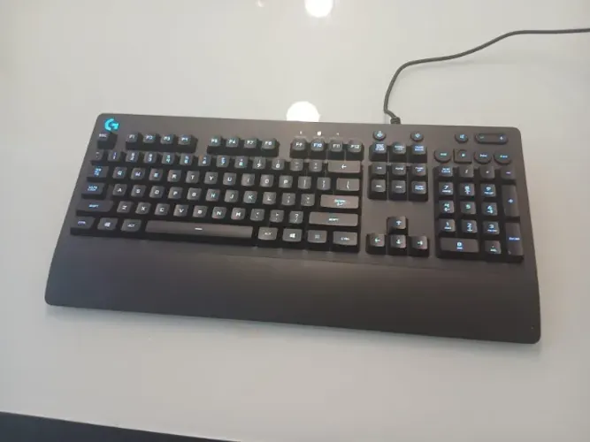 Teclado Logitech G213