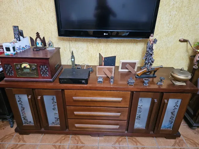 Rack Madeira com vidros jantados SEMI NOVO